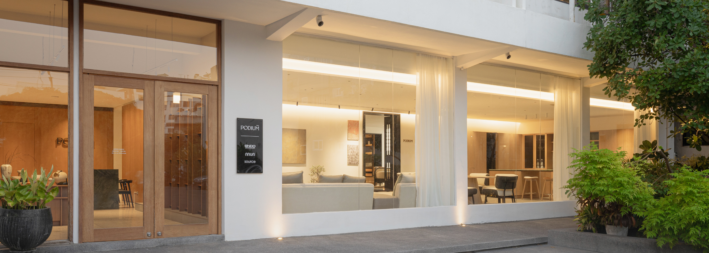 PODIUM SHOWROOM RENOVATION: A NEW EXPERIENCE OF WOOD, LIGHT, AND LIVING